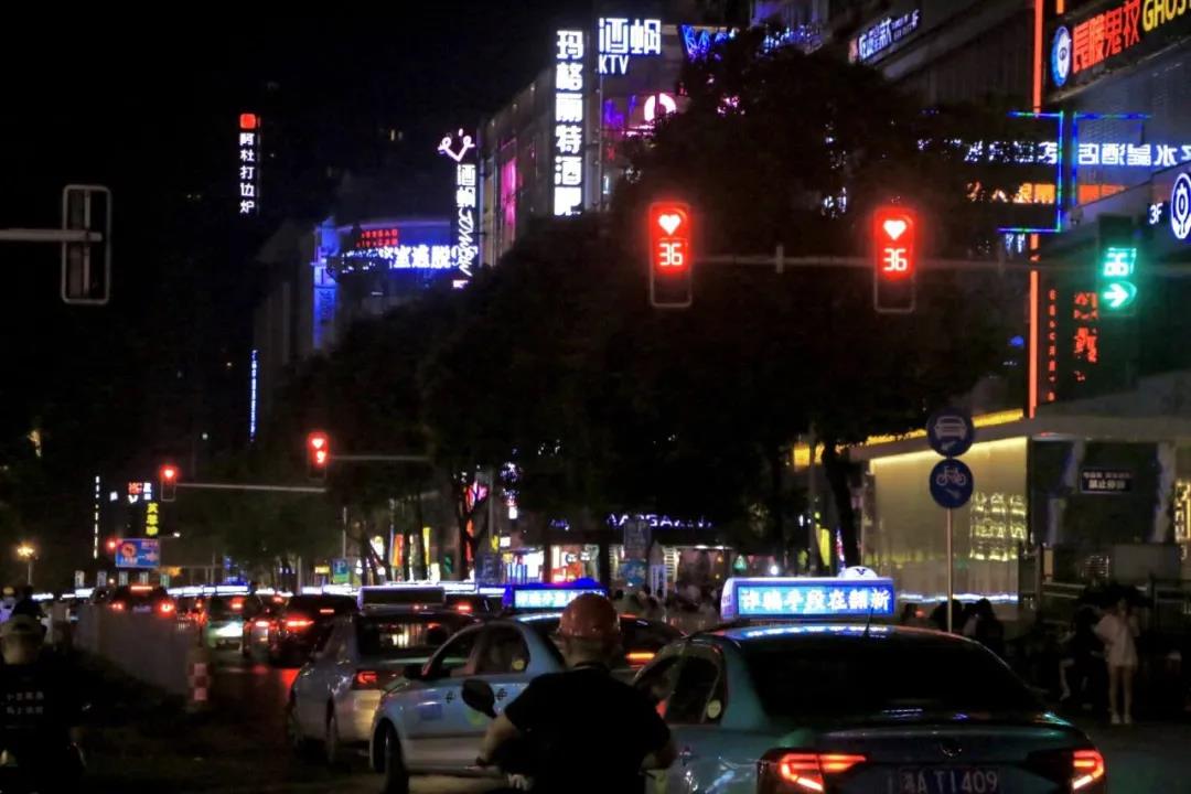 七夕長沙，愛心紅綠燈正在上演！