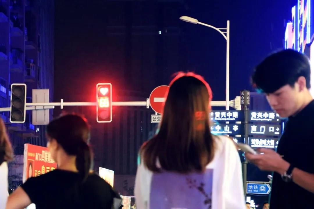 七夕長沙，愛心紅綠燈正在上演！