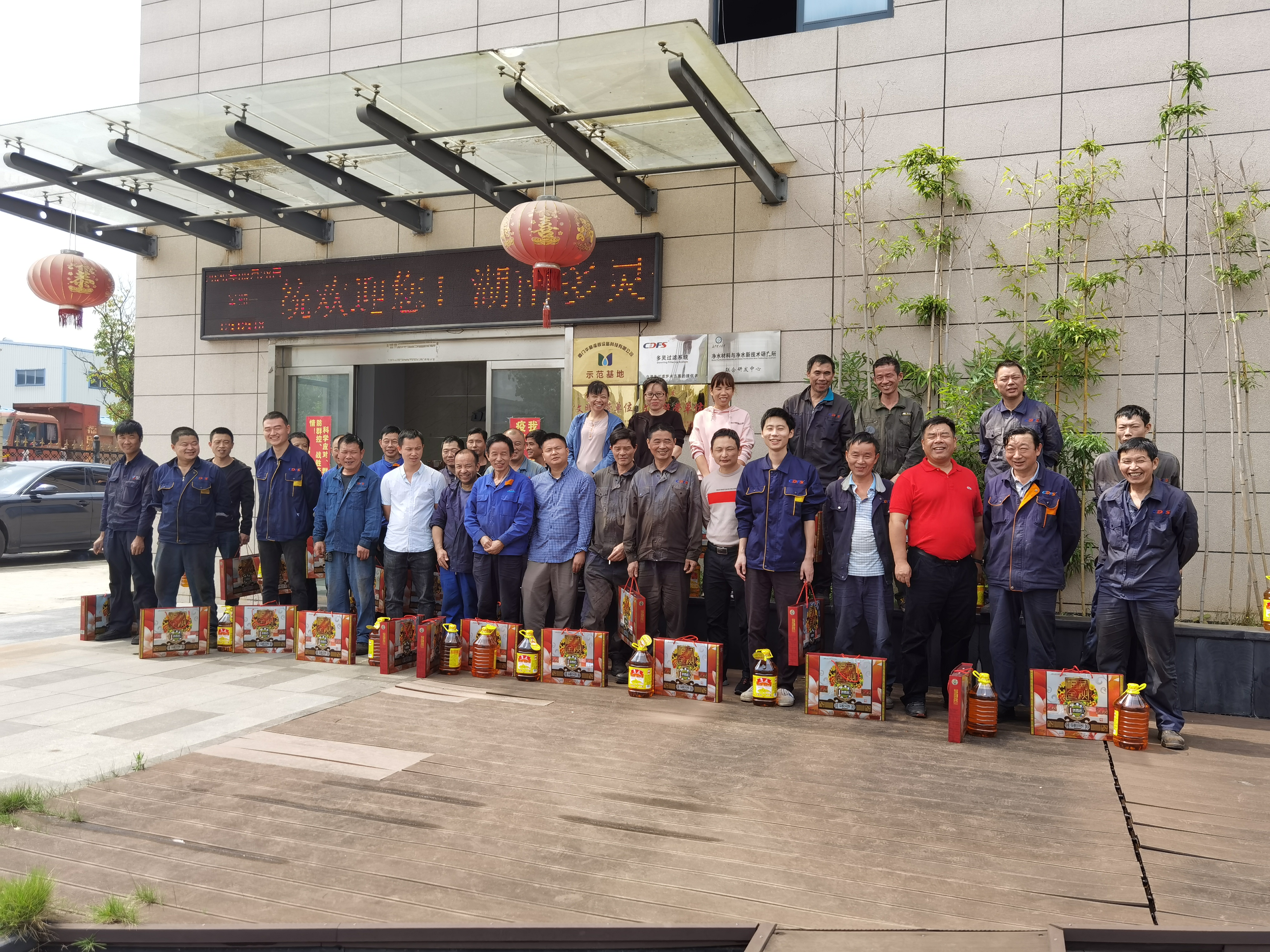 雙節(jié)回家團圓，愛國更愛家！